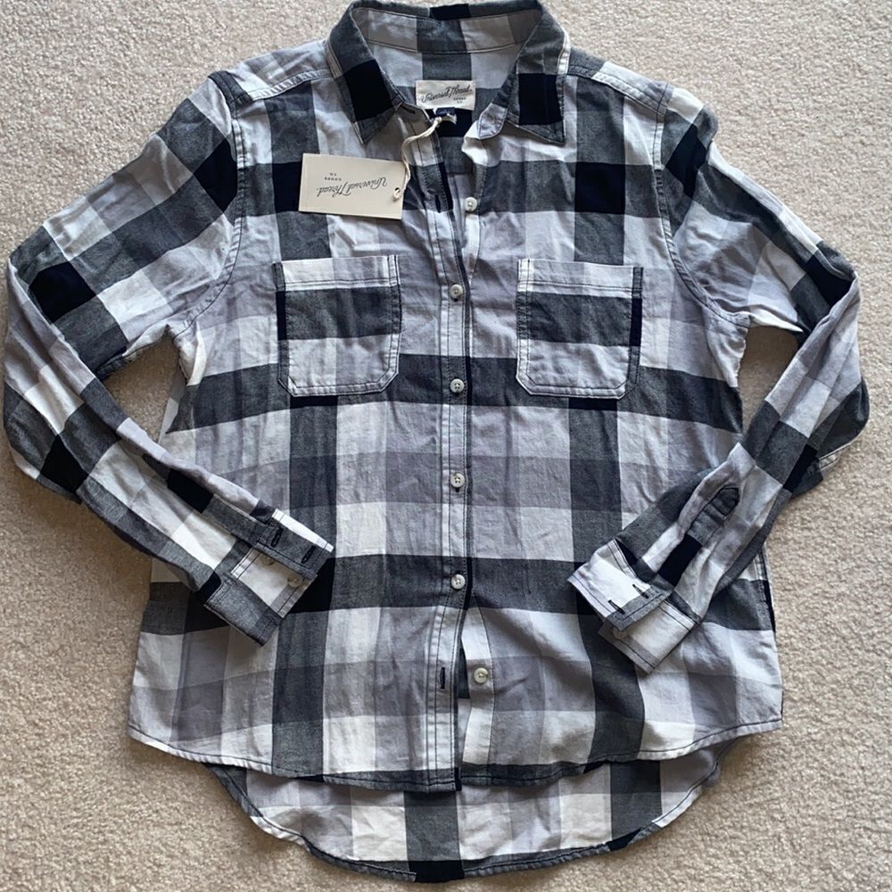 Universal Thread Gray Plaid Button Down Shirt! - Picture 2 of 9